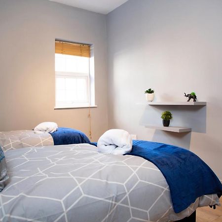 City Centre 2 Bed Flat Sleeps 3 For Work And Leisure With Free Wifi By Amazing Spaces Relocations Ltd Воррінгтон Екстер'єр фото